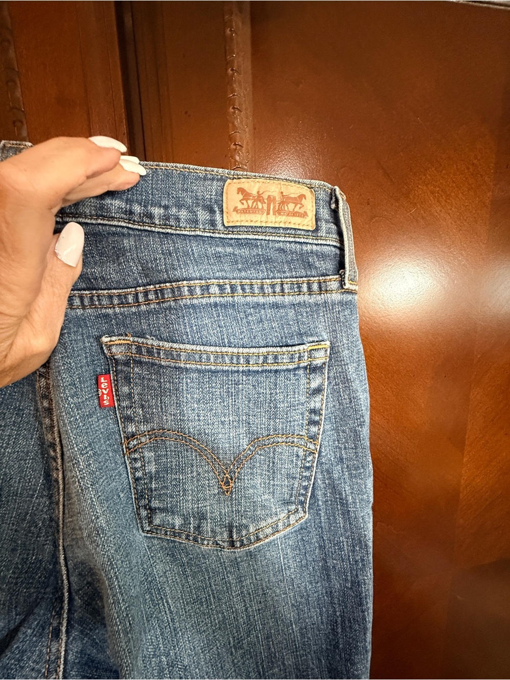 Levi's Women's 505 mid rise
Medium wash straight leg jeans some
stretch GUC sz 4 - Picture 7 of 12
